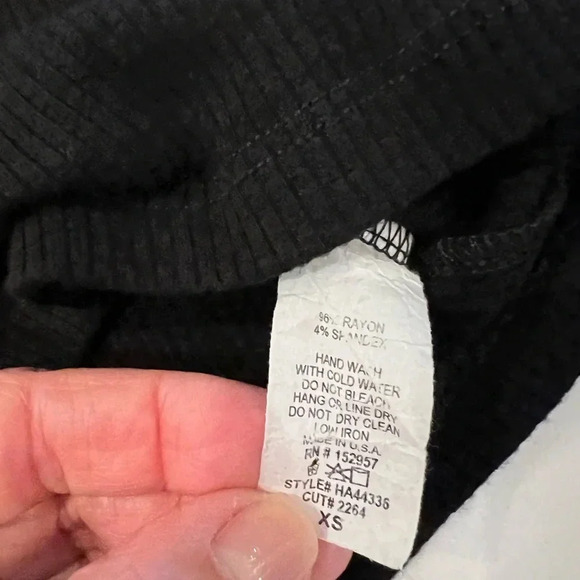 HASHTAG vneck ripped  cropped tee - Picture 2 of 5